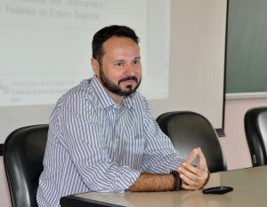 Leonardo Barbosa, professor do Departamento de Ciências Sociais da Universidade Federal de Uberlândia utilizou dados de pesquisas sobre discentes para debate (Foto: Alexandre Dornelas)