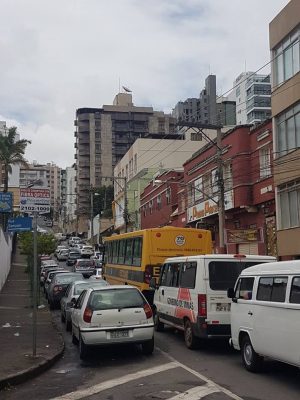 Trânsito pesado no bairro Granbery (Foto: Luiza Neves)