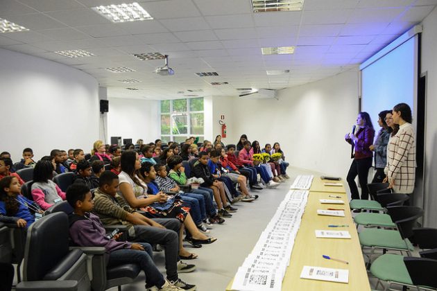 Alunos da Escola Municipal Tancredo Neves criaram dicionário em projeto de extensão (Foto: Fayne Ferrari/UFJF)