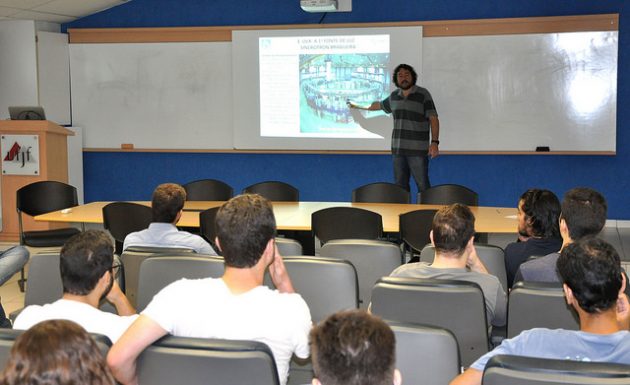 Engenheiro Cleber Rodrigues, do Laboratório Nacional de Luz Sincrotron, foi convidado do Programa de Pós-graduação de Engenharia Elétrica (Foto: Alexandre Dornelas/UFJF)