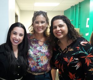 Professora Waneska Alves entre as orientandas Géssia Laiene e Cristiane Campos (Foto: Divulgação)