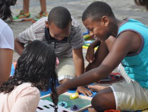Atrações tradicionais como contação de histórias, oficina de música e brincadeiras de rua divertem crianças e adultos (Foto: Twin Alvarenga/UFJF)