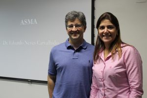 Dr. Eduardo Neves Carvalhido, um dos palestrantes convidados, e a professora Carina Ruiz (Foto: Divulgação)