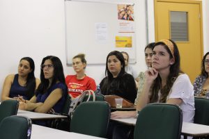 Docentes da UFJF-GV assistem à palestra sobre ansiedade. (Foto: Sebastião Jr.)