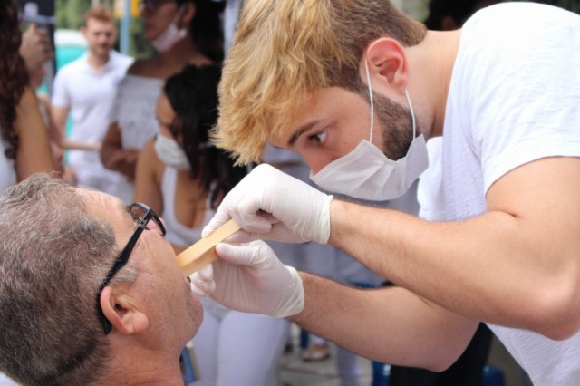 Atendimento odontológico foi um dos serviços que atraiu o público para a praça. (Foto: Sebastião Júnior)