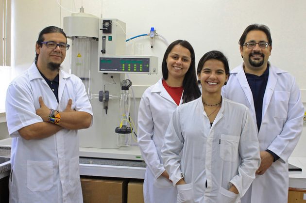 Oscar Castro (à esquerda) com Fabiano Costa e as integrantes do Laboratório .de Tecnologia em Alimentos da UFJF. (Foto: Alice Coêlho)