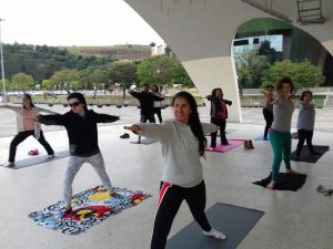 Encontros do Projeto Yoga e Saúde são semanais e tiveram início em março (Foto: Divulgação/Cossbe)