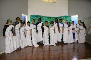Estudantes da Escola Municipal Presidente Tancredo Neves apresentam obra de Ovídio (Foto: Alexandre Dornelas/UFJF)