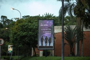 Banner localizado próximo à Faculdade de Direito (Foto: Maria Otávia Rezende/UFJF)