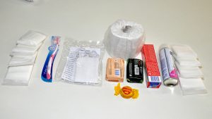 Kits contém papel higiênico, escova de dente, pasta de dente, sabonete e absorventes (Foto: Alexandre Dornelas/UFJF)