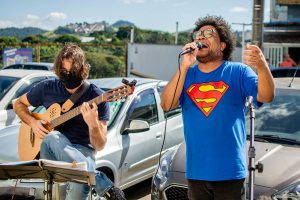 Elmir Santos e Rodrigo Scafuto apresentaram canções da MPB (Foto: Gustavo Tempone/UFJF)