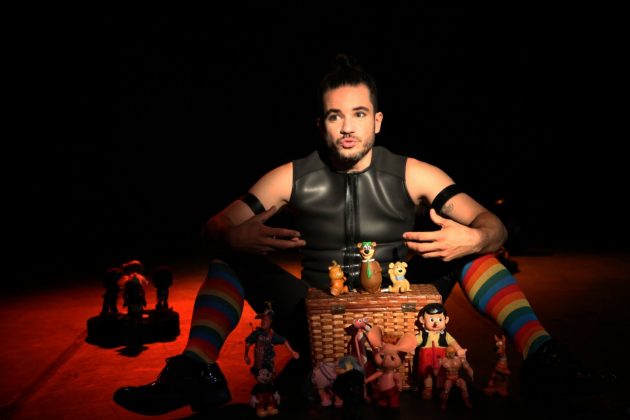Peça virtual “Stonewall 50 - Uma Celebração Teatral” é encenada por Thiago Mendonça (Foto: Divulgação)