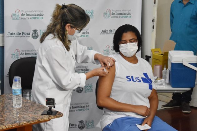 A técnica de enfermagem do HU, Denise Freitas, é a primeira a ser imunizada na cidade (Foto: Carlos Mendonça/PJF)