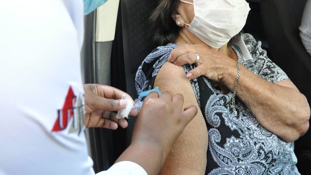 Ação também aplicará segunda dose em idosos já imunizados pela primeira (Foto: Alexandre Dornelas/UFJF)