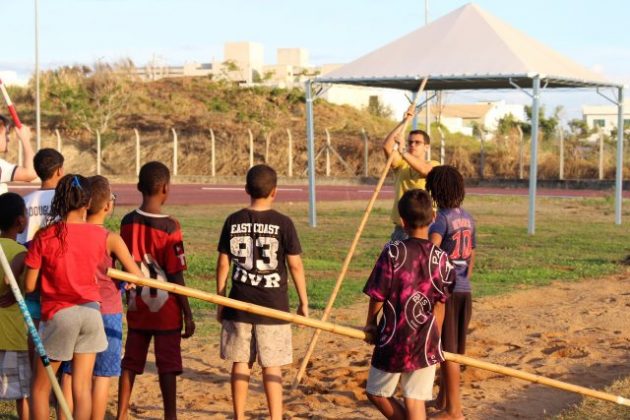 Projeto de extensão de atletismo da UFJF GV arrecada tênis para