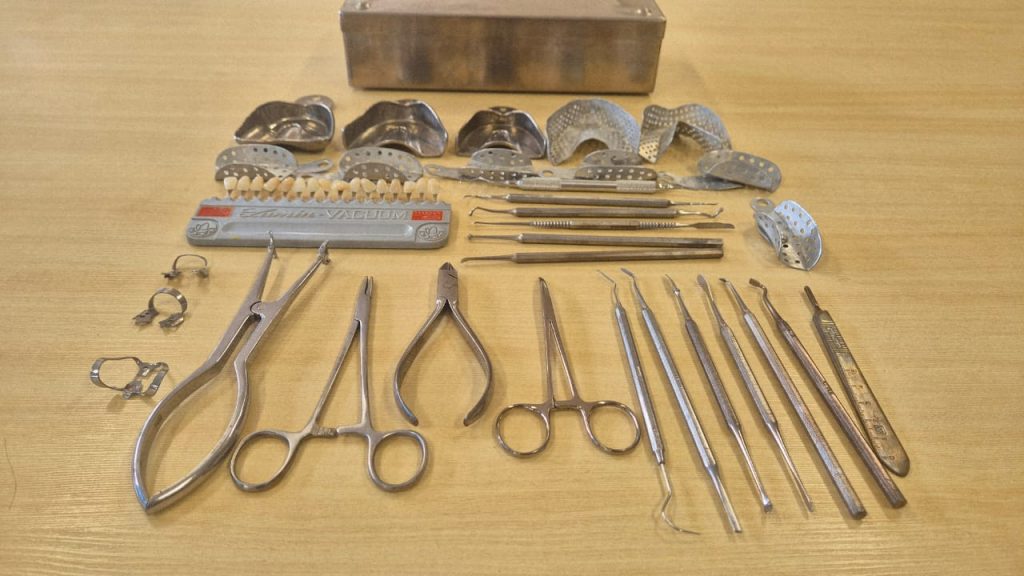 Parte dos instrumentos doados pela dentista aposentada Déa Araujo (Foto Raul Mourao UFJF)