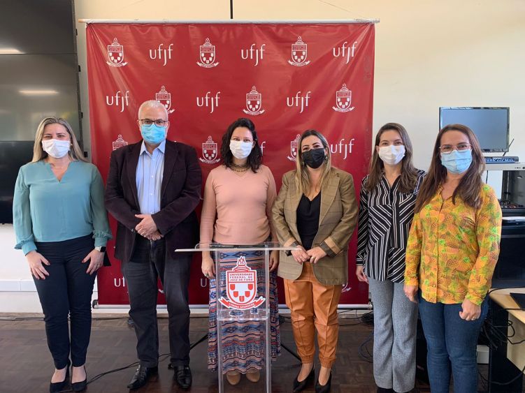 Roberta Teixeira Prado (Ao centro, de camisa preta)