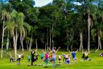 Postura da árvore na yoga e elas ali, logo atrás, no evento Manhã Ambiental (Foto: Rodrigo Milani/UFJF)