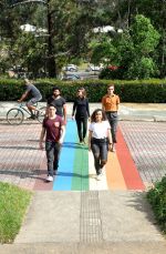 Faixa de pedestres com as cores do arco-íris, como parte da Semana Rainbow 2019 (Foto: Alexandre Dornelas/UFJF)