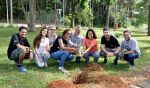 Alunos do curso de Engenharia de Produção fazem plantio de mudas, como parte de campanha realizada no âmbito do Encontro Mineiro de Engenharia de Produção 2018 (Foto: Alexandre Dornelas/UFJF)