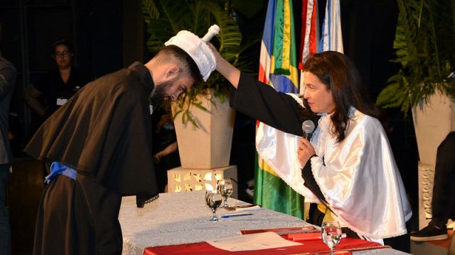 Reitora da UFJF realiza ato de Colação de Grau com o formando do curso de Química, João Victhor Queiroz, representando todos os formandos (Foto: Alexandre Dornelas/UFJF)