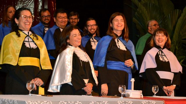 Compuseram a mesa, da esquerda para a direita, a pró-reitora de Pesquisa e Pós-Graduação, Priscila de Faria; a reitora da UFJF, Girlene Alves; a pró-reitora de Graduação, Katiuscia Antunes; e a coordenadora da Universidade Aberta do Brasil, Eliane Medeiros Borges (Foto: Alexandre Dornelas/UFJF)