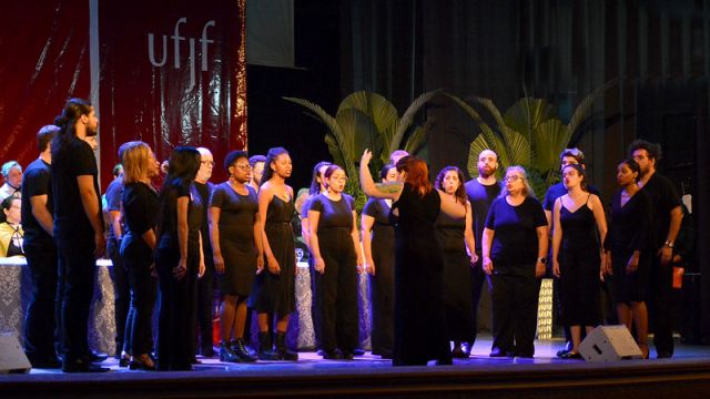 A cerimônia contou com a apresentação do Coral da UFJF (Foto: Alexandre Dornelas)