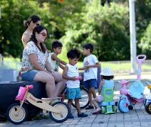 Mães e filhos brincando na Praça Cívica em janeiro de 2017 (Foto: Twin Alvarenga/UFJF)