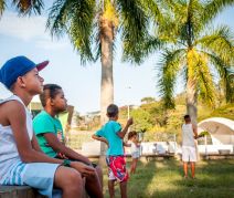 Crianças soltando pipa na Praça Cívica em julho de 2016 (Foto: Géssica Leine/UFJF)