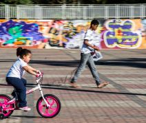 Menina aprendendo a andar de bicicleta em julho de 2017 (Foto: Gustavo Tempone/UFJF)