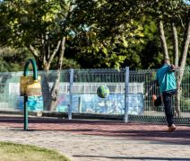 Menino jogando futebol em julho de 2017 (Foto: Gustavo Tempone/UFJF)