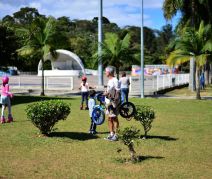 Crianças brincando de patins e bicicleta na Praça Cívica em julho de 2017 (Foto: Twin Alvarenga/UFJF)