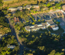 Vista aérea atual do campus da UFJF, destacando sua estrutura e evolução ao longo dos anos. (Foto: Arquivo Histórico da UFJF)