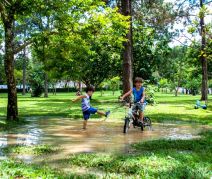 Meninos brincando na chuva em dezembro de 2016 (Foto: Géssica Leine/UFJF)