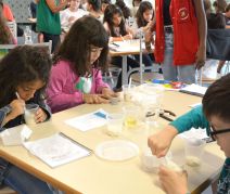 Crianças brincando de ciência na colônia de férias do Centro de Ciências (Foto: Alexandre Dornelas)
