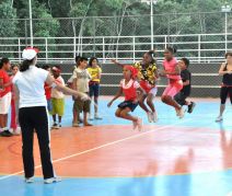 Crianças brincando de corda na colônia de férias da Faculdade de Educação Física e Desportos (Faefid) em 2010 (Foto: Alexandre Dornelas).