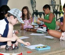 Crianças pintando durante a colônia de férias do Museu de Arte Murilo Mendes (Mamm) em 2012 (Foto: Alexandre Dornelas)