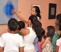 Crianças visitando o Museu de Arte Murilo Mendes (Mamm) em 2012 (Foto: Alexandre Dornelas)