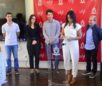 Posse da técnica-administrativa em Educação, Izabela de Sales. A nova servidora atuará no laboratório da Faculdade de Engenharia (Foto: Twin/UFJF)