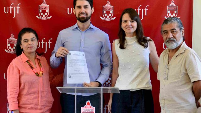 Novo docente da Faculdade de Engenharia, Douglas Hamerski, ao lado da reitora, Girlene Alves, da pró-reitora de Gestão de Pessoas, Isabela Veiga, e do chefe do departamento de Construção Civil, José Antonio Reyes (Foto: Twin Alvarenga/UFJF)