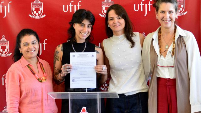 Novo docente do IAD, Anirã Marina de Aguiar Casali Dias, ao lado da reitora, Girlene Alves, da pró-reitora de Gestão de Pessoas, Isabela Veiga, e da chefe do Departamento de Artes e Design, Raquel Pifano (Foto: Twin Alvarenga/UFJF)