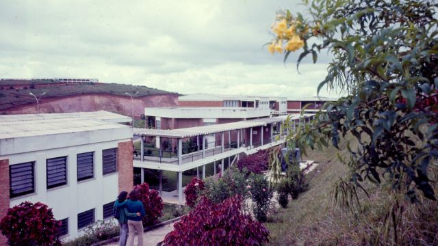 Fotografia que mostra o antigo ICHL e Centro de Linguas, em 1974 (Foto: Roberto Dornelas/ Arquivo Central)