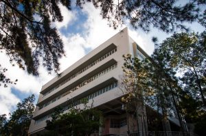 Foto da frente de prédio da UFJF