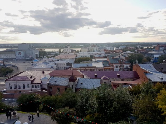 A cidade de Tomsk tem 550 mil habitantes, possui arquitetura tradicional e moderna e por ela cruz o rio que dá nome à cidade (Foto: arquivo pessoal)