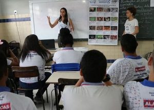 O projeto Mitos e Verdades Sobre Serpentes sendo aplicado em uma escola de Maceió.