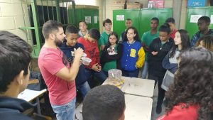 Gustavo ministrando aula sobre ecologia comportamental de formigas na Escola Municipal CAIC Núbia Pereira de Magalhães, para alunos do 9º ano.