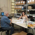 Andrea e Galba trabalhando na sala de custódia do arquivo permanente da UFJF, 2017 Andrea e Galba trabalhando na sala de custódia do arquivo permanente da UFJF, 2017