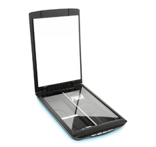 Fotografia, em fundo branco, de um scanner de mesa utilizado com softwares assistivos. O equipamento é preto, de formato retangular, e aparece com a tampa aberta na posição vertical. A tampa possui uma ampla área interna branca. Na parte inferior, encontra-se a superfície de digitalização em vidro, também retangular, cercada por uma moldura preta. O scanner é mostrado em perspectiva, com a parte frontal voltada para a direita.