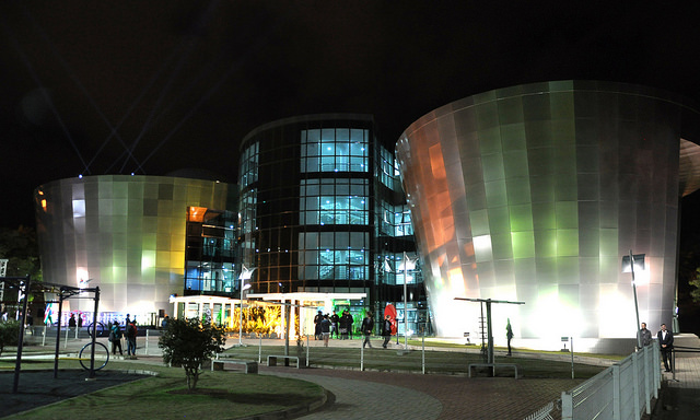 Prédio do Centro de Ciências iluminado à noite.