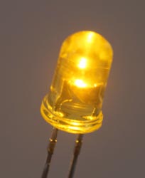 LED amarelo aceso, representando a oficina Energia e Eletricidade.